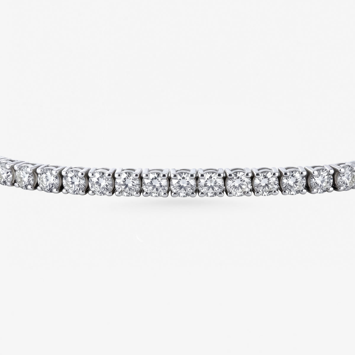 Peter Marco 18k white gold round cut diamond tennis bracelet, detail view