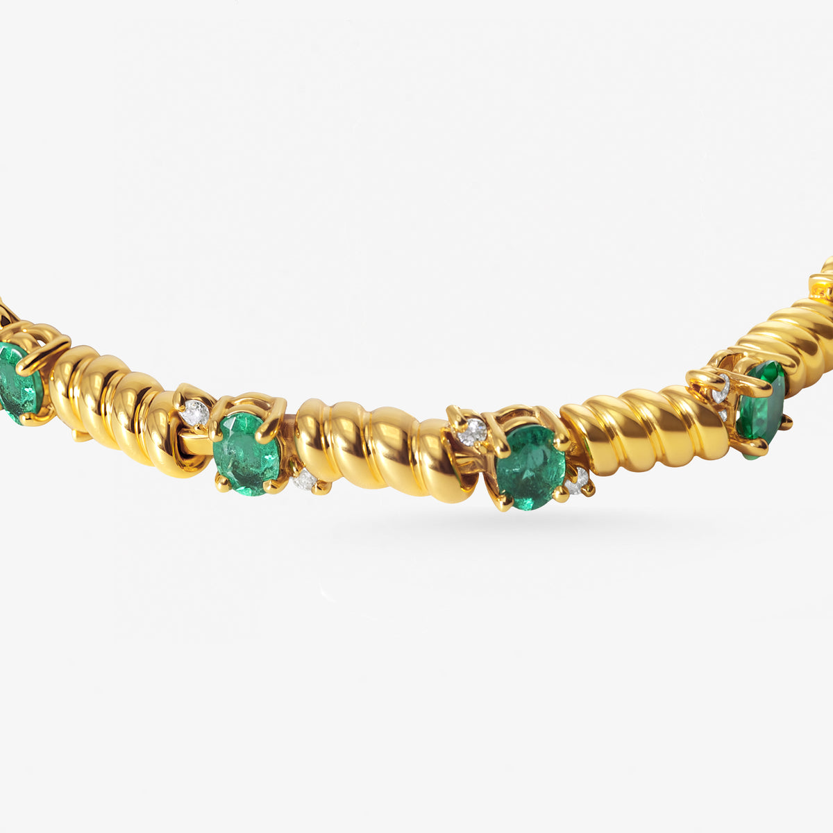 Peter Marco 18k yellow gold emerald cut emerald and round cut diamond bracelet, detail view
