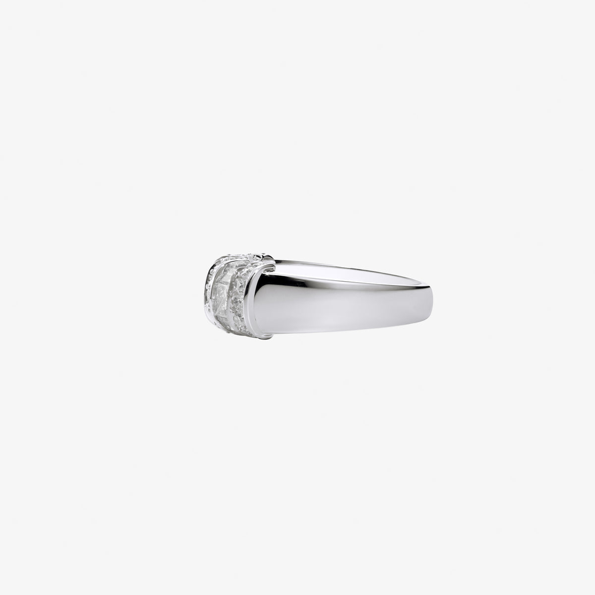 Peter Marco 18k white gold round cut and princess cut diamond ring side view