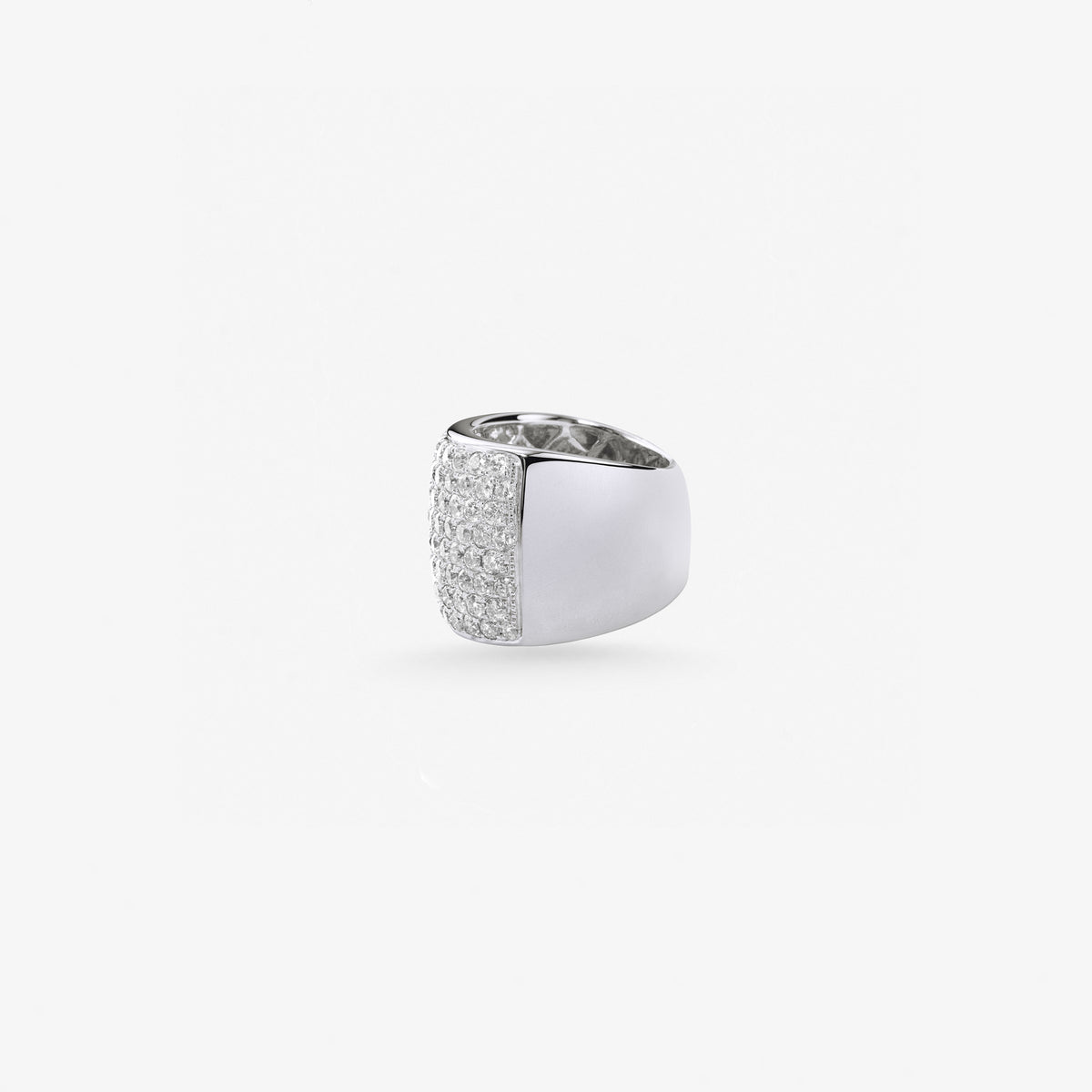 Peter Marco round cut diamond ring, side view